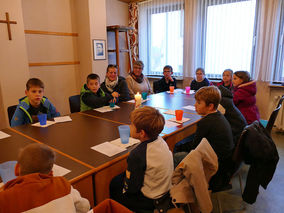 Symbolische Mantelteilung mit den Kommunionkindern (Foto: Karl-Franz Thiede)